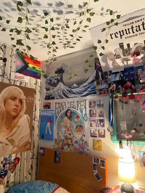 #bedroom #posterwall #bedroomideas #aesthetic #billieeilish #lanadelrey #roomdecoration #harrystyles #posters Room Decor Billie Eilish, Room Ideas Billie Eilish, Billie Eilish Room Aesthetic, Billie Eilish Bedroom Ideas, Billie Eilish Room Decor Ideas, Billie Eilish Bedroom, Billie Eilish Room Decor, American Flag Room, Olivia Rodrigo Jewelry