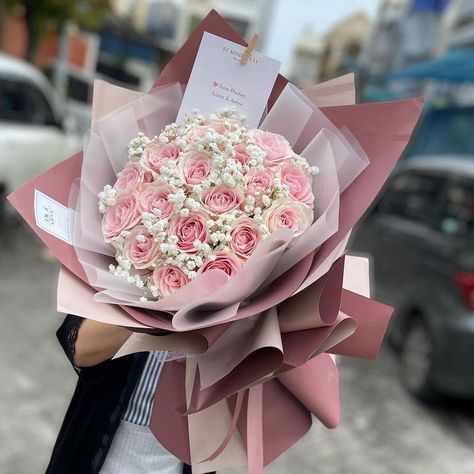 Grad Bouquet Ideas, Grad Bouquet, Graduation Flowers Bouquet, Roses Bouquet Gift, Ribbon Flowers Bouquet, Simple Wedding Bouquets, Graduation Bouquet, Flower Boquet, Graduation Flowers