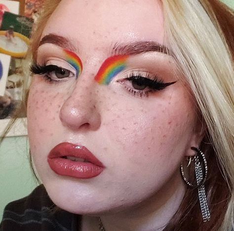 Pride Eyeliner Looks, Pride Makeup Simple, Rainbow Freckles Makeup, Pride Eyeliner, Rainbow Freckles, Primary Color Makeup, Rainbow Eyeliner, Lgbtq Makeup Ideas, Rainbow Freckles Tattoo