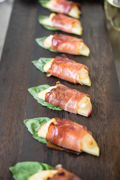 Smoked prosciutto wrapped apple bites are an easy and delicious warm appetizer that are perfect to serve with wine for entertaining. Sweet apples wrapped in Parmesan cheese, smoked prosciutto and basil served warm. Wine Pairings, Aperitif, Appetizers For Wine, Best Easy Appetizers, Wine Party Appetizers, Wine Tasting Food, Wine Appetizers, Apple Bite, Wine And Cheese Party