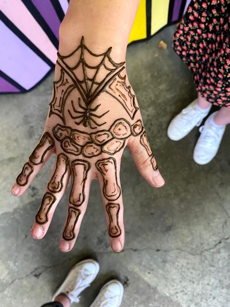 Spider Man Henna, Henna Nature Designs, Spider Henna Tattoo, Alternative Henna Designs, Henna Designs Halloween, Halloween Hand Drawing, Edgy Henna Designs, Henna Tattoo Ideas Hand, Henna Mushroom