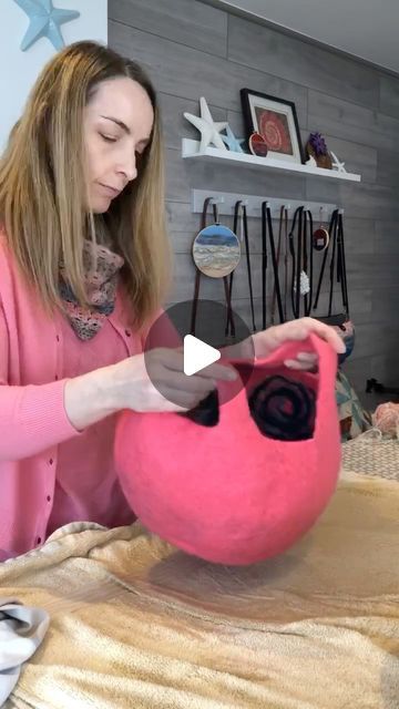 Felted Wall Art, Felt Bowls How To Make, Felting On A Ball, How To Wet Felt Tutorials, Felt Basket On A Ball, Felted Bowls How To Make, Wet Felting Tutorial Videos, Wet Felted Bowls, Things To Do With Yarn