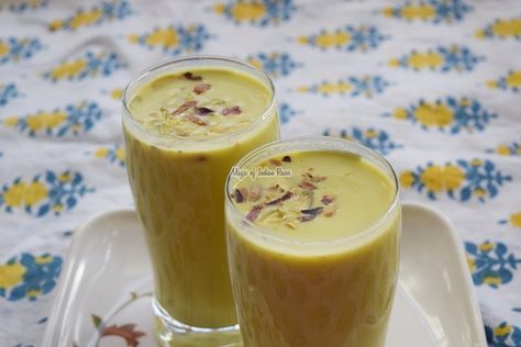 Shahi Thandai or Sardai is milk based cold drink made during summers and especially on Maha Shivratri and Holi. This drink is consumed across India particularly in North India. This delicious and c… Fruit Milkshake Recipe, Thandai Recipes, Paleo Friendly Desserts, Healthy Protein Shakes, Maha Shivratri, Holi Special, Pani Puri, Tastemade Recipes, Refreshing Drinks Recipes