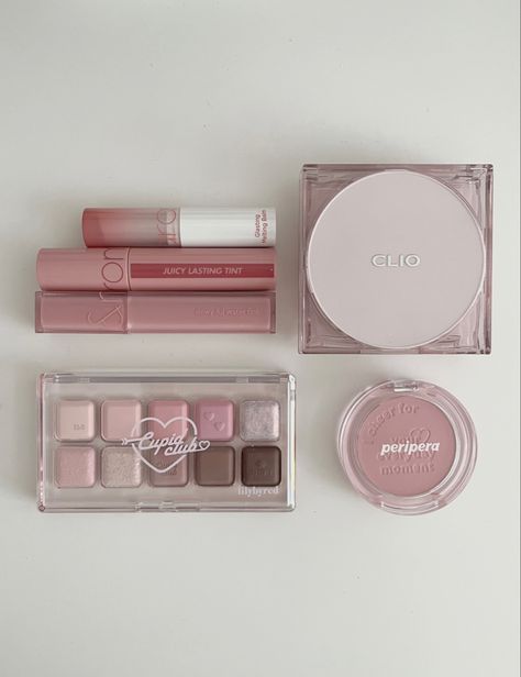 Rosa Make-up, Chinese Makeup, Makeup Accesories, Fancy Makeup, Lip Glosses, Korean Cosmetics, Pink Makeup, Makeup Items, Asian Makeup