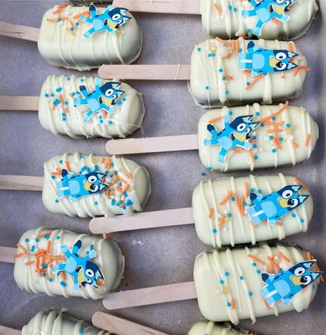 8 Bluey Cake Pops Perfect For Your Bluey Obsessed Birthday Kid - That Disney Fam Bluey Cake Popsicles, Bluey Themed Macarons, Fifth Birthday Bluey, Bluey Bingo Birthday Party Centerpieces, Bluey Birthday Treat Bags, Bluey Birthday Cakepops, Bluey Theme Chocolate Covered Strawberries, Bingo Birthday Cake Bluey, Bluey Themed Cake Pops