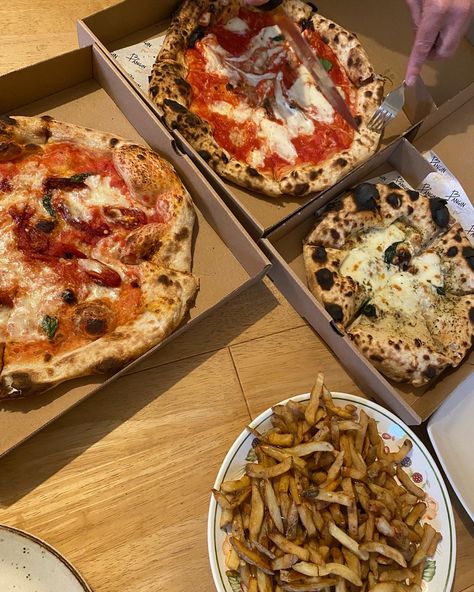 Photo of three pizzas which look very authentically Italian and beautiful. There is a also a plate of delicious skin-on fries to the bottom of the frame someone is cutting one of the pizzas in the top of the frame. The pizzas are all pictured in brown pizza boxes with on a beige wooden table Small Party Food, Lunch Ideas Party, Small Party Food Ideas, Pizza Sourdough, Photograph Aesthetic, Friends Brunch, Pizza Takeaway, Food To Share, Small Birthday Parties