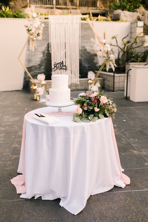 Minimalistic wedding cake table with some gorgeous florals and delicious cake! Engagement Cake Table Decor, Cake Table Floral Arrangements, Wedding Cake Area Decoration, Round Wedding Cake Table, Wedding Cake Table Set Up, Round Cake Table, Cake Table Flowers, Minimalistic Wedding Cake, Wedding Cake Tables