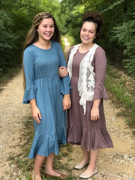 Modern Modest Dresses, Mennonite Dress Ideas Skirt, Mennonite Dress Ideas, Modest Womens Fashion, Modest Graduation Outfit, Modesty Christian, Modest Dresses For Church, Mennonite Dress, Friendship Ideas