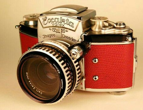 Fotocamere Vintage, Red Camera, Red Lizard, Dslr Photography Tips, Antique Cameras, Lizard Skin, Photo Gear, Old Cameras, Classic Camera