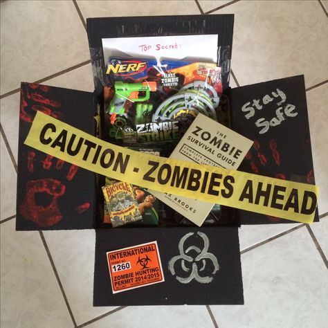 We love the walking dead! A zombie theme deployment care package! I added snacks, zombie nerf gun, max brooks zombie survival guide and zombie playing cards! Walking Dead Gifts, Walking Dead Birthday, Zombie Survival Guide, Kwon Nara, Diy Halloween Gifts, Halloween Care Packages, Halloween Gift Baskets, Deployment Care Packages, Suspicious Partner