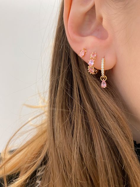 Pink earparty Minimalist Ear Piercings, Pink Gold Jewelry, Cool Ear Piercings, Pretty Ear Piercings, Preppy Jewelry, Clean Girl Aesthetic, Luxury Earrings, Heart Hoop Earrings, Jewelry Accessories Ideas