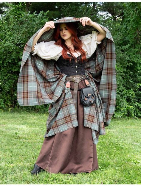 Scottish Women Fashion, Scottish Outfit Women, Traditional Scottish Clothing, Traditional Irish Clothing, Lotr Oc, Medieval Outfit, Great Kilt, Scottish Dress, Celtic Clothing