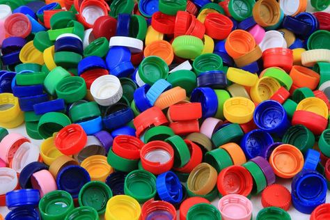 This Is Why You Should Keep the Cap on When Recycling Plastic Bottles Upcycle Plastic, Plastic Bottle Caps, Plastic Recycling, Recycling Facility, Bottle Cap Crafts, Juice Boxes, Smart Living, Recycling Bins, Recycle Plastic Bottles