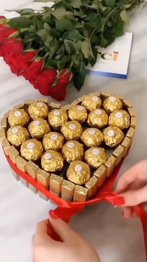 Chocolate For Gift, Valentines Hamper For Him, Guldbryllup Ideas, Valentine Hampers Ideas, Walentynki Diy, Hamper Ideas For Him, Gifts For Partner, Chocolate Gift Ideas, Gift Hamper Ideas