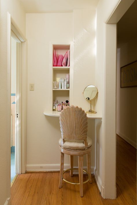 Small Bathroom Furniture Ideas, Small Apartment Makeup Area, Closet Makeup Station, Getting Ready Station In Bedroom, Makeup Station Diy, Makeup Corner In Bedroom Small Spaces, Small Makeup Area, Makeup Station In Bedroom, Diy Makeup Station