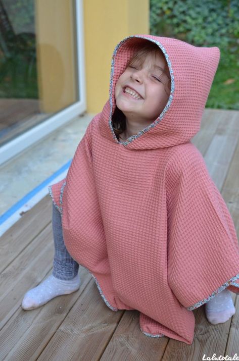 (Tuto COUTURE) Une cape de bain à capuche pour enfant, trop facile ! Cape Bebe, Toddler Towels, Baby Poncho, Clothing Upcycle, Kids Poncho, Baby Couture, Girls Couture, Kids Couture, Couture Sewing