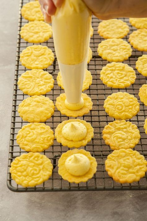 Custard Cream Cookies, Custard Cream Biscuits, Custard Desert, Flavoured Cookies, British Biscuit Recipes, Custard Cream Recipe, Custard Powder Recipes, British Cookies, Custard Biscuits