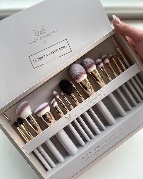 Luxury Makeup Brushes, Make Up Brushes Aesthetic, Makeup Brand Aesthetic, Makeup Packaging Ideas, Makeup Brushes Aesthetic, Drugstore Makeup Must Haves, Drugstore Makeup Products, Makeup Applicators, Koleksi Makeup