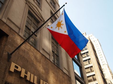 Ever wondered the meanings behind the stars and colours of the Philippine flag? Here we explain what the country's national flag symbolises. Batman Party Decorations, Filipino Flag, Countries And Flags, National Heroes, National Symbols, Logo Project, Palawan, Flags Of The World, National Flag