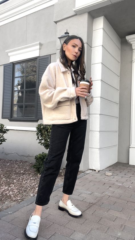 This super cute teddy jacket outfit, white teddy jacket or cream teddy jacket with black mom jeans and white loafers. White Teddy Jacket Outfit, Black Teddy Jacket Outfit, Basic Outfits Winter, Cream Jacket Outfit, White Loafers Outfit, Teddy Jacket Outfit, Shirt Jacket Outfit, Sherpa Shirt Jacket, Cropped Jacket Outfit