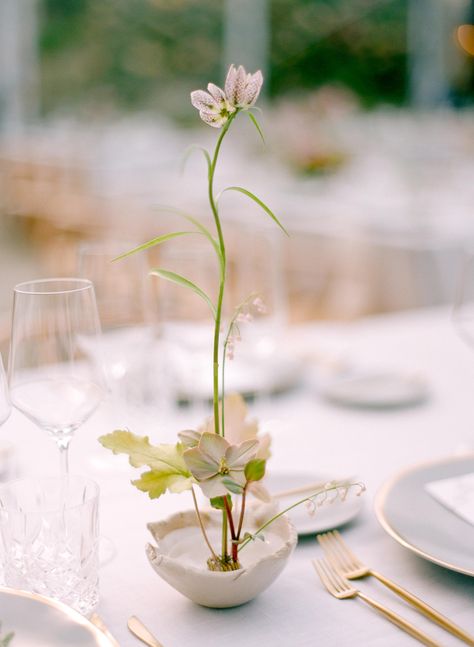 Elegant Organic Wedding, Ikebana Wedding Tablescape, Ikebana Bouquet Wedding, Frog Arrangement Wedding, Ikebana Wedding Flowers, Ikebana Centerpiece Wedding, Ikebana Flower Arrangement Wedding, Airy Floral Arrangements, Ikebana Wedding Centerpieces