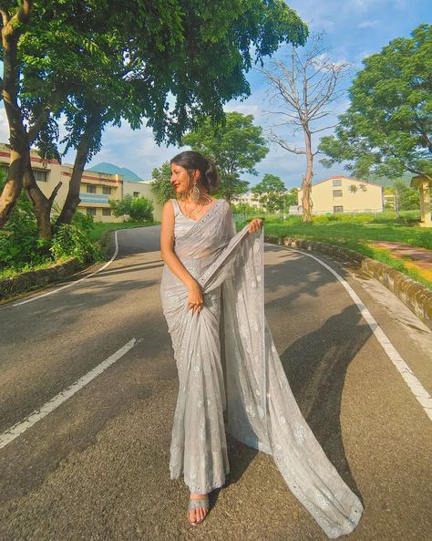 Single Poses In Saree, Shadi Poses For Single, Saree Picture Poses, Saree Look Pose, Solo Saree Poses, Single Saree Poses, Photography Poses On Saree, Saree Portrait Photography, Single Pleat Saree Poses