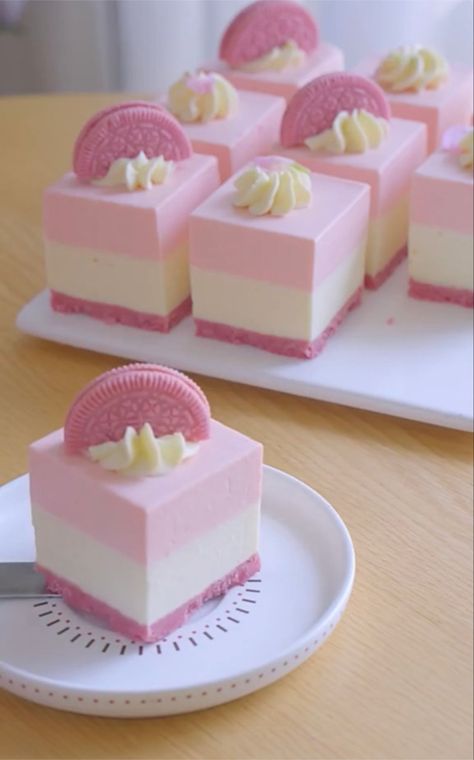 Cute Strawberry Desserts, Yummy Food Dessert Aesthetic, Food Desserts Aesthetic, Strawberry Oreo Cake, Cafeteria Food Ideas, Postres Cute, Postre Aesthetic, Aesthetic Food Desserts, Aesthetic Desserts Recipes