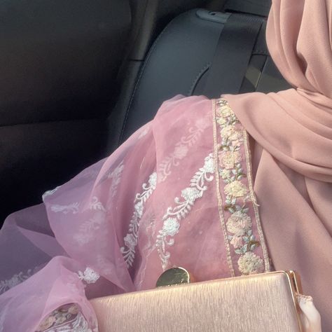 Eid Looks, Pink Hijab, Eid Outfit, Hijab Aesthetic, Desi Fashion Casual, Hijabi Aesthetic, Desi Clothes, Muslimah Aesthetic, Desi Wedding