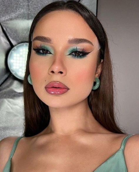 Glam Green Makeup, Make Up Verde, Makeup Kawaii, Makeup Ojos, Drag Make-up, Eye Makeup Pictures, Green Makeup, Eye Makeup Designs, Green Eyeshadow