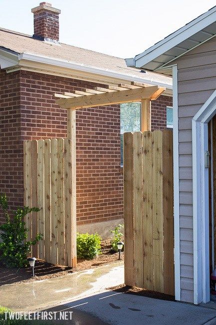 How to create a Simple Pergola Over a Gate. Update your fence by adding a pergola! Process to install new post for fence. Gate Pergola, Fence Pergola, Build Fence, Simple Pergola, Timber Frame Pergola, Building A Gate, Backyard Gates, Wooden Gate, Cheap Pergola