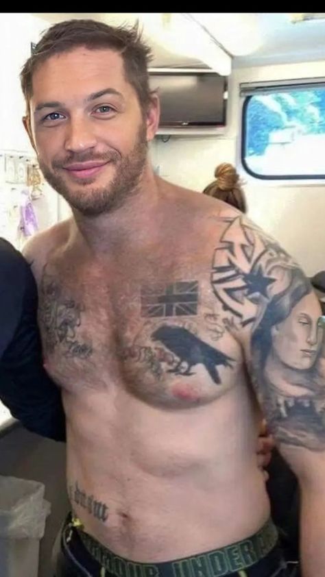 Tom Hardy Body, Tom Hardy Shirtless, George Newbern, Happy Trail, Tom Hardy Actor, Tom Hardy Legend, Eddie Brock Venom, Chest Tattoo Men, Beefy Men