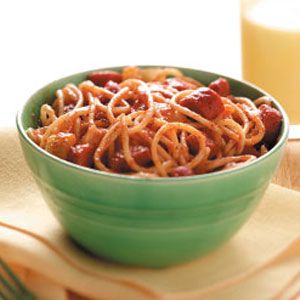 Chili Spaghetti with hot dogs. I am going to mak ethis but with the spaghetti through hotdogs. For kid dinnner on sleep over. Low Sodium Spaghetti Sauce, Hot Dog Spaghetti, Chili Spaghetti, Spaghetti Dinner, Easy Spaghetti, Hot Dog Recipes, Vegetable Pasta, Dog Recipes, Casserole Recipes