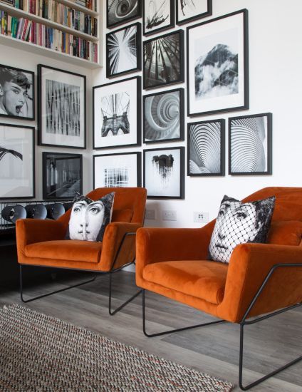 Ever wondered what single colour would liven up the entire downstairs of your home unlike no other? An orange living room is the secret ingredient for bringing a surge of confidence & dynamism to your decor.   Orange Vintage - Fashion, Home, Cars, Interiors and Nostalgia For Kate Beavis #orangevintagefashion #orangevintagehome #orangevintageinteriors #orangevintagenostalgia #orangevintagecars #orangevintagelifestyle #orangevintagelife #orangevintage Orange Black And White Bedroom, Desert Aesthetic Interior Design, Black And White Armchair, Black And Orange Decor, Orange And Black Interior, Office With Orange Accents, Black White Orange Living Room, Show Home Living Room, Orange Cushions Living Room