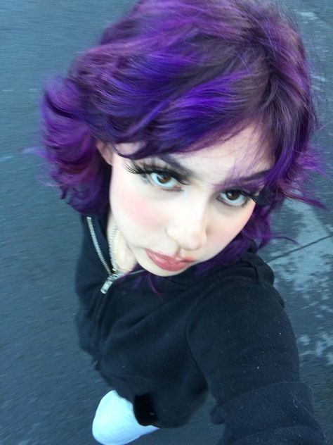 Purple hair girl y2k hair ideas Purple Short Hair Aesthetic, Bleached Purple Hair, Purple Hair Dye Ideas Short Hair, Purple Hair Styles For Short Hair, Short Purple Hairstyles, Hairstyles For Short Hair Dyed, Cute Dyed Hair Ideas For Short Hair, Purple Hair Highlights Wolfcut, Purple Hair Inspo Aesthetic