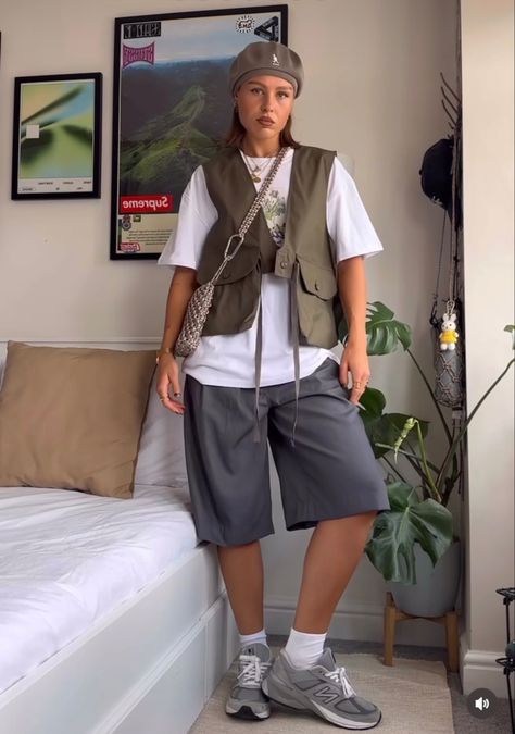 Olivia Hirst Outfits, Fisher Vest Outfit, Cargo Vest Outfits For Women, Olivia Hirst, Aviation Fashion, Fashion Inspo Casual, Euro Fashion, Vest Outfits For Women, Alternative Aesthetic