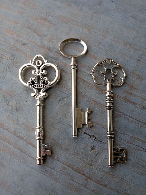 3 Large Skeleton Key Pendants in a Rustic Silver Finish! (3.15 to 3.25 inches long) Great finding for making bracelets, necklaces, earrings, other jewelry projects, steampunk creations, wedding decorations, and scrapbooking! You will receive: 1 of each key as pictured Double-sided; the design is on both sides. material: metal alloy; does not contain lead. Please let me know if you have any questions, or if you would like a listing for a different quantity! LOOKING FOR SOMETHING NOT IN OUR SHOP? Keys Aesthetic Vintage, Old Locks And Keys, Key Aesthetic, Steampunk Creations, Victorian Key, Skeleton Key Jewelry, Key Designs, Steampunk Key, Key Bracelet