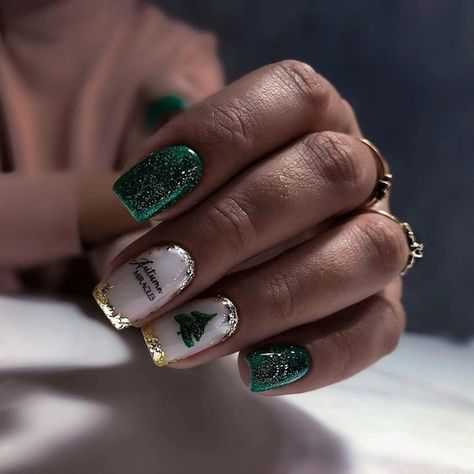 70 Simple Christmas Nail Designs that are cute enough to cause a sugar rush - Hike n Dip Gold Gel Nails, Makeup Nails Designs, Trends Nails, Gel Toe Nails, Subtle Nails, Christmas Nails Easy, Nail Swag, Nails 2023, Acrylic Nail Art