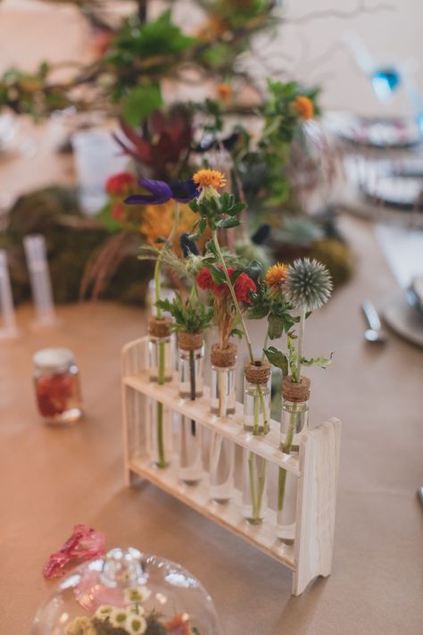 Science inspired wedding reception table from Orlando Flower Market - Back to School Design Competition | Orlando Wedding Inspiration - Photo: Ashley Jane Photography - Venue: Venue 1902 at Preservation Hall #backtoschoolwedding #sciencewedding #weddingdetails #ilovescience Reception Table Design Wedding, Science Museum Wedding, Science Room Aesthetic, Biology Lab Design, Lab Decoration Ideas, Table Design Wedding, Science Room Decor, Venue 1902, Centerpieces Quinceanera