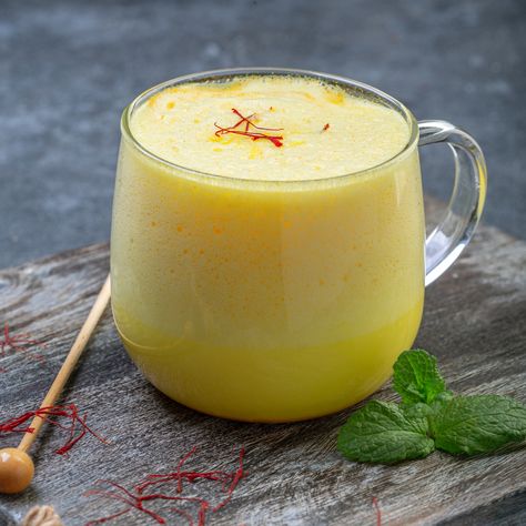 Saffron Latte, Chicken Saagwala Recipe, Saffron Drink Recipes, Saffron Cocktail, Saffron Drink, Uses For Saffron, Badam Milk Recipe, Saffron Water, Haldi Doodh