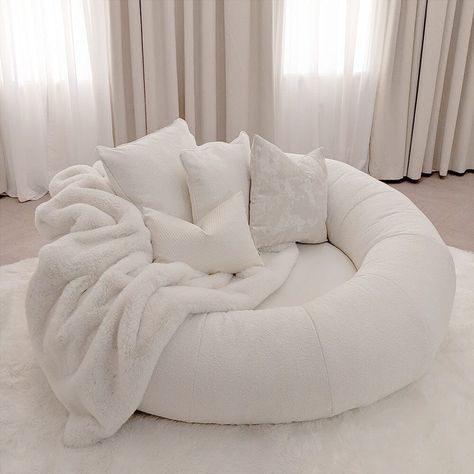 Comfortable Room Decor, Sofa With Round Arms, White Sofa Bedroom, Cute Things For My Room, Sofa Ideas For Bedroom, White Couch In Bedroom, Sofa For Small Bedroom, Cute Couch For Bedroom, Sofa Ideas Bedroom