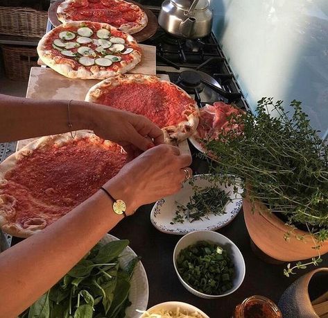 ⦇mediterranean vibes⦈ on Instagram: “italian food is the best fight me” Pizza Margherita, Think Food, Pretty Food, Pita, Aesthetic Food, The Table, Food Truck, Good Eats, Different Types