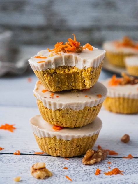 Functional Food Recipes, Carrot Bites, Raw Vegan Carrot Cake, Carrot Cake Bites, Raw Carrot Cake, Coconut Cream Frosting, Raw Vegan Cake, Paleo Dessert Recipes, Vegan Carrot Cake