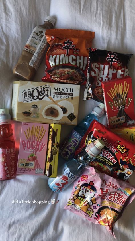 Grocery Shopping Aesthetic Korean, Korean Grocery Food, Korean Grocery List, Korean Convience Store Food, Asian Snacks To Buy, Korean Grocery Store Aesthetic, Korean Store Aesthetic, Korean Things To Buy, Korean Snacks Aesthetic