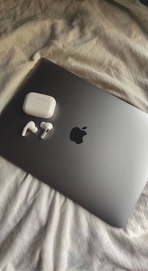 Laptop And Airpods Aesthetic, Airpods Snap, Air Pods Aesthetic, Sick Aesthetics, Macbook Air Aesthetic, Macbook Snap, Apple Pc, Airpods Aesthetic, Macbook Aesthetic