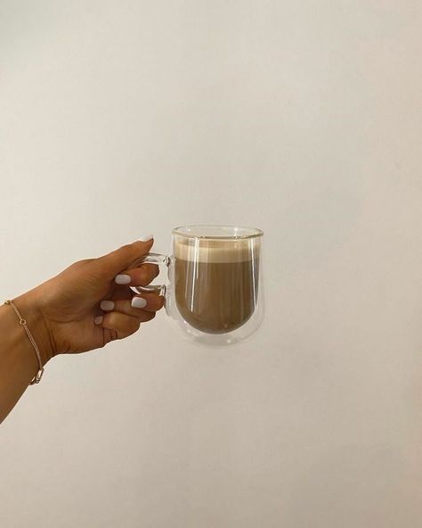 Coffee Obsession, Coffee Pictures, Coffeehouse, Pretty Drinks, Coffee Breakfast, Coffee Photography, Glass Coffee Mugs, Aesthetic Coffee, Coffee Latte