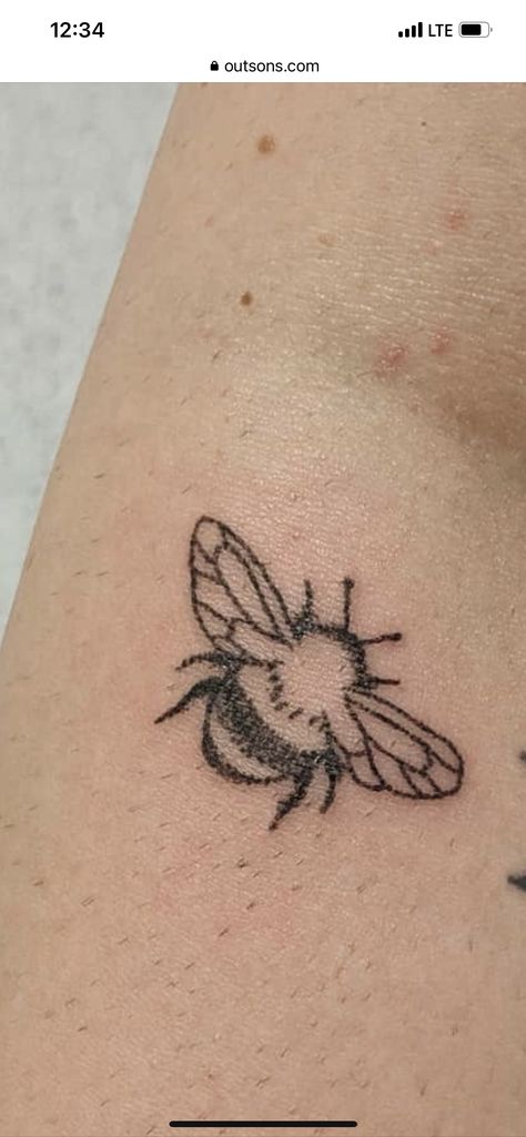 Simple Bee Tattoo Design, Finger Bee Tattoo, Bee Henna Tattoo, Mini Bee Tattoo Simple, Bee Simple Tattoo, Simple Filler Tattoos, Small Bee Tattoos, Small Bumble Bee Tattoo Simple, Butterfly And Bumble Bee Tattoo