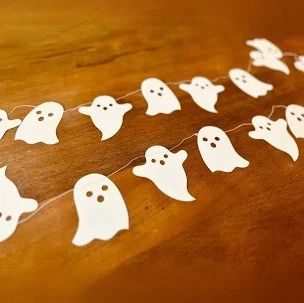 halloween first birthday - Google Search Paper Ghost, Halloween Classroom Decorations, Ghost Birthday, Halloween Girlande, Paper Garlands, Garland Halloween, Ghost Diy, Ghost Party, Halloween Ghost Decorations