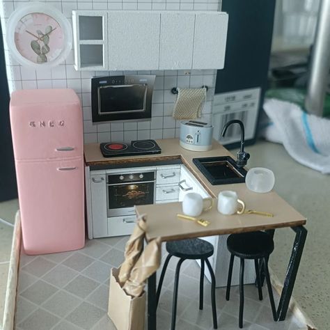 Miniature kitchen process #miniature #miniatures #miniatureart #kitchen Kitchen Miniature Model, Dollhouse Kitchen Diy, Dollhouse Kitchen Ideas, Sylvanian Crafts, Miniature Kitchen Diy, Diy Miniature Kitchen, Dollhouses Diy, Clay Kitchen, Diy Doll House Kitchen