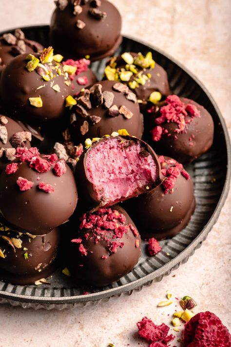 These raspberry dark chocolate truffles are super easy to make and are wonderfully vibrant. The raspberry white chocolate ganache centre is sweet and tangy which perfectly matches the crisp dark chocolate on the outside. These chocolate truffles make for the perfect Valentine's day gift or treat to enjoy after your meal. They store well too so you can make them ahead of time. | eatloveeats.com Raspberry Dark Chocolate, Dark Chocolate Truffles, Freeze Dried Raspberries, Molten Chocolate, Dried Raspberries, Valentines Day Desserts, White Chocolate Raspberry, Valentine's Day Recipes, Love Eat