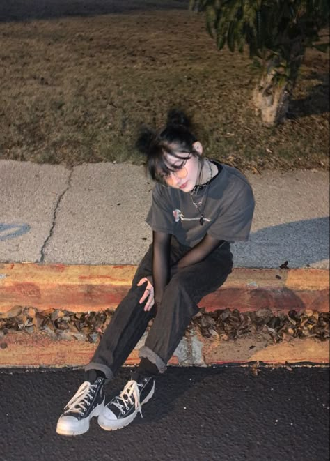 Poses For Pictures Instagram Alt, Alt Tomboy Outfits, Alt Astetics, 90s Alt Outfits, Grunge Hair Styling, Punk Alt Outfits, Alt Photo Ideas, Grunge Poses Photography, Grunge Women Outfits